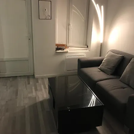Lit 2 Personnes , Et Des Espaces Communs , 10km De Paris, 2 Km Du Metro Stains